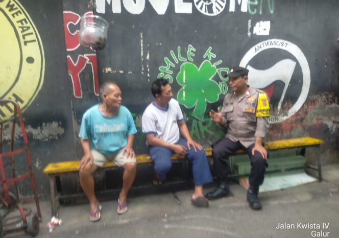 
					Sambang Warga dan Cooling System, Bhabinkamtibmas Galur Perkuat Kamtibmas RW 04
