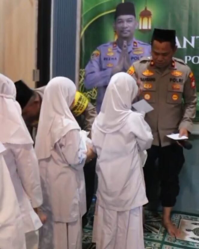 
					Polsek Metro Menteng Berbagi Kasih, Gelar Santunan Untuk Anak Yatim Piatu di Mako Polsek