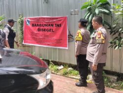 Tegakkan Aturan Tata Ruang, Bhabinkamtibmas Menteng Dampingi Sudin Citata Segel Bangunan Melanggar di Jalan Purworejo