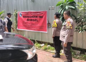 Tegakkan Aturan Tata Ruang, Bhabinkamtibmas Menteng Dampingi Sudin Citata Segel Bangunan Melanggar di Jalan Purworejo