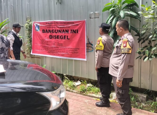 
					Tegakkan Aturan Tata Ruang, Bhabinkamtibmas Menteng Dampingi Sudin Citata Segel Bangunan Melanggar di Jalan Purworejo