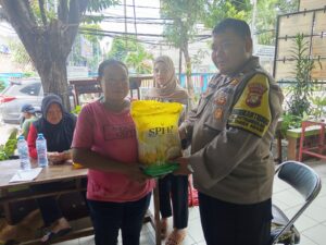 Bhabinkamtibmas Petamburan Gelar Gerakan Pangan Murah di RW 06 Sampaikan Imbauan Kamtibmas