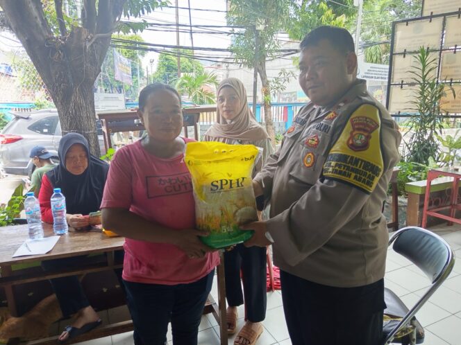 
					Bhabinkamtibmas Petamburan Gelar Gerakan Pangan Murah di RW 06 Sampaikan Imbauan Kamtibmas