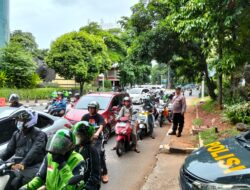 Personel 1053 Unit Samapta Sigap Atur Lalu Lintas di Simpang Pejompongan