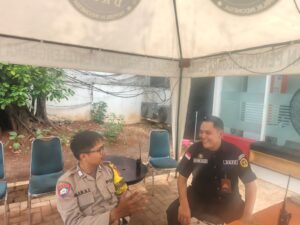 Bhabinkamtibmas Petojo Selatan Sambangi Gedung DKPP, Pastikan Situasi Aman dan Kondusif