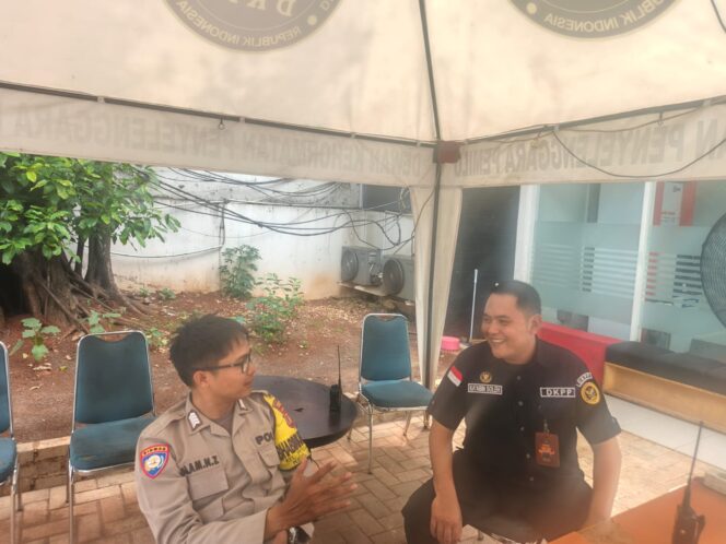 
					Bhabinkamtibmas Petojo Selatan Sambangi Gedung DKPP, Pastikan Situasi Aman dan Kondusif