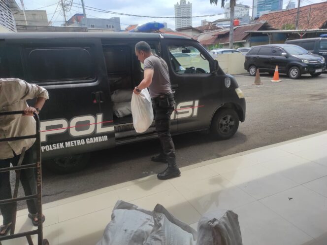 
					Polsek Metro Gambir Salurkan Beras Murah untuk Warga Kebon Kelapa, Wujud Kepedulian Polri terhadap Ketahanan Pangan