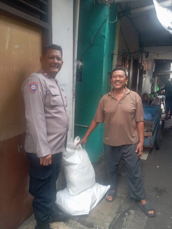 
					Gerakan Pangan Murah, Wujud Kepedulian Polri untuk Warga Kebon Kelapa