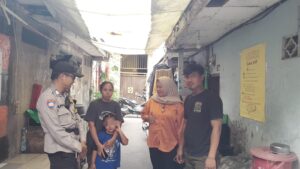 Bhabinkamtibmas Petojo Selatan Bantu Temukan Anak yang Terpisah dari Orang Tuanya, Wujud Kepedulian Polisi di Tengah Warga