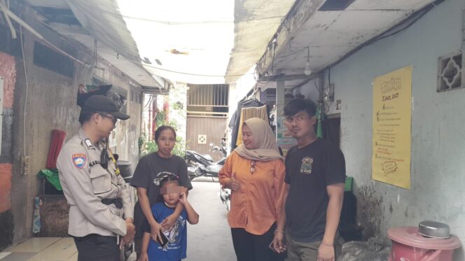 
					Bhabinkamtibmas Petojo Selatan Bantu Temukan Anak yang Terpisah dari Orang Tuanya, Wujud Kepedulian Polisi di Tengah Warga