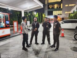 Bhabinkamtibmas Petojo Selatan Sambangi Perkantoran Graha Lestari, Ajak Petugas Keamanan Jaga Kewaspadaan