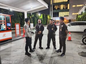 Bhabinkamtibmas Petojo Selatan Sambangi Perkantoran Graha Lestari, Ajak Petugas Keamanan Jaga Kewaspadaan