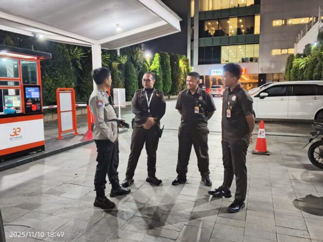 
					Bhabinkamtibmas Petojo Selatan Sambangi Perkantoran Graha Lestari, Ajak Petugas Keamanan Jaga Kewaspadaan