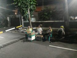 Bhabinkamtibmas Petojo Selatan Patroli Siskamling Bersama Warga RW 04, Wujudkan Rasa Aman Lewat Kebersamaan