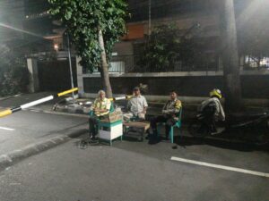 Bhabinkamtibmas Petojo Selatan Patroli Siskamling Bersama Warga RW 04, Wujudkan Rasa Aman Lewat Kebersamaan