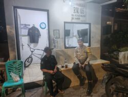 Patroli Siskamling Dini Hari, Wujud Kepedulian Polisi dan Warga Petojo Selatan terhadap Keamanan Lingkungan