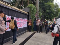 Polsek Metro Menteng Amankan Aksi Unjuk Rasa Serikat Mahasiswa Bergerak di Kantor DPP Partai NasDem