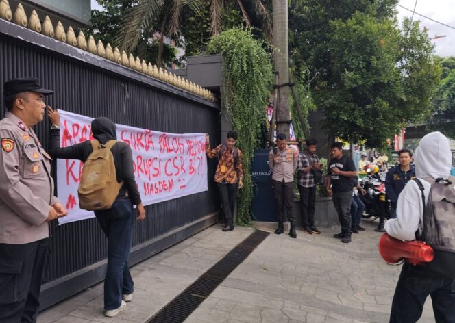 
					Polsek Metro Menteng Amankan Aksi Unjuk Rasa Serikat Mahasiswa Bergerak di Kantor DPP Partai NasDem