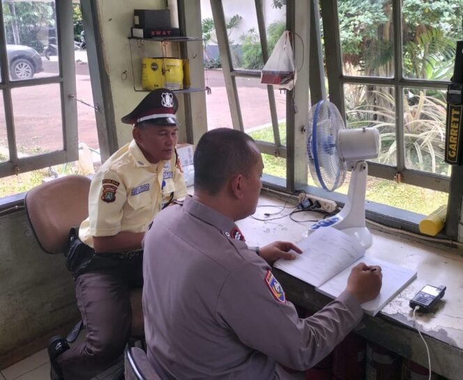 
					Bhabinkamtibmas Menteng Aiptu Robby Danan Jaya Himbau Security Mess BI Waspada Aksi Kriminal