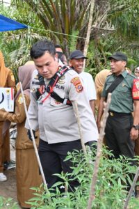 Kapolres Labusel Dampingi Bupati Tinjau Program Pemberdayaan dan Bantuan Sosial di Kecamatan Silangkitang