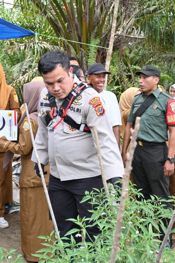 
					Kapolres Labusel Dampingi Bupati Tinjau Program Pemberdayaan dan Bantuan Sosial di Kecamatan Silangkitang