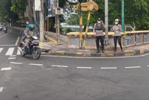 Polsek Metro Tanah Abang, Lantas dan Polwan Atur Lalu Lintas Pagi Hari di TL Karet Bivak, Antisipasi Kemacetan