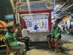 Bhabinkamtibmas Karet Tengsin, Komunitas Ojol dan Warga Jaga Kamtibmas Malam Hari Sambil Ngobrol Santai di Gerai Rakyat Mart