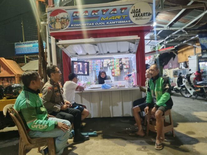 
					Bhabinkamtibmas Karet Tengsin, Komunitas Ojol dan Warga Jaga Kamtibmas Malam Hari Sambil Ngobrol Santai di Gerai Rakyat Mart