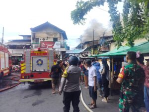 Bhabinkamtibmas Duri Pulo Sigap Tangani Kebakaran di Perbatasan Duri Selatan–Duri Pulo