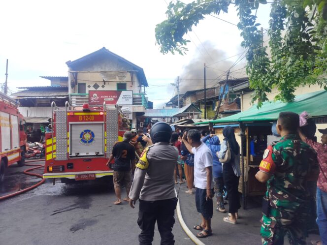 
					Bhabinkamtibmas Duri Pulo Sigap Tangani Kebakaran di Perbatasan Duri Selatan–Duri Pulo
