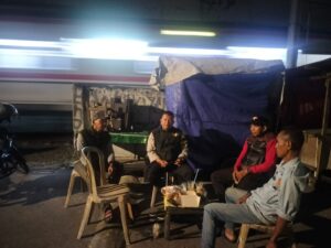 Bhabinkamtibmas Duri Pulo Ajak Warga Kompak Jaga Kampung di Malam Hari