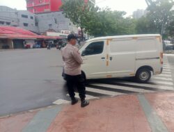 Bhabinkamtibmas dan Patroli Polsek Metro Gambir Kawal Kelancaran Lalu Lintas di TL Pecenongan