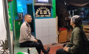 Bhabinkamtibmas Cempaka Putih Timur Sambang Pos Kamling, Ajak Warga Tingkatkan Kewaspadaan Lingkungan