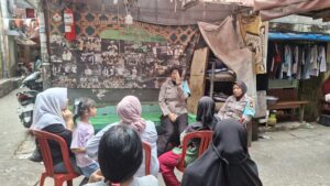 “Polwan Jaga Jakarta” Polres Metro Jakpus Sambangi Ibu-Ibu di RW 09 Kebon Kacang, Edukasi Perlindungan Anak dan Perempuan