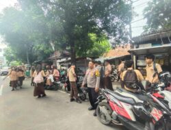 Bhabinkamtibmas Benhil Bantu Arus Lalu Lintas Siswa SMKN 19 Jakarta Pulang Sekolah, Imbau Pelajar Agar Pulang Ke Rumah