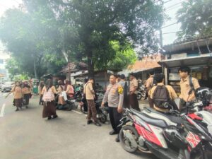 Bhabinkamtibmas Benhil Bantu Arus Lalu Lintas Siswa SMKN 19 Jakarta Pulang Sekolah, Imbau Pelajar Agar Pulang Ke Rumah