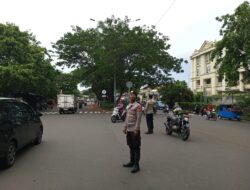 Cegah Kemacetan, Personel Polsek Kemayoran Laksanakan Gatur Lalin di Simpang Padat