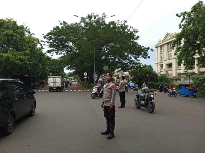 
					Cegah Kemacetan, Personel Polsek Kemayoran Laksanakan Gatur Lalin di Simpang Padat