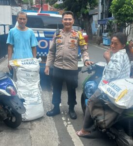 Bhabinkamtibmas Cikini Gelar Gerakan Pangan Murah, Warga Antusias Dapatkan Beras Harga Terjangkau