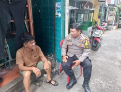 Polisi Patroli Dialogis Sambangi Ketua RT 13/09 Kebon Kacang, Imbau Warga Agar Giatkan Siskamling