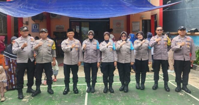 
					Polwan Jaga Jakarta Bersama Kanit Binmas dan Bhabinkamtibmas Monitor Posyandu Balita di Johar Baru