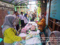 Dekat dengan Warga, Bhabinkamtibmas Pantau Langsung Kegiatan Posyandu di Kemayoran