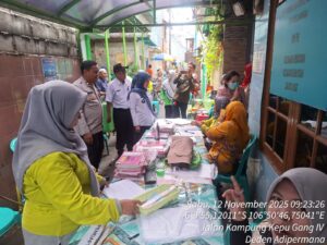 Dekat dengan Warga, Bhabinkamtibmas Pantau Langsung Kegiatan Posyandu di Kemayoran