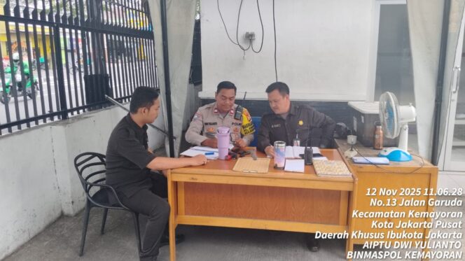 
					Koordinasi Keamanan Ditingkatkan, Bhabinkamtibmas Sambangi Security Kantor Top 1