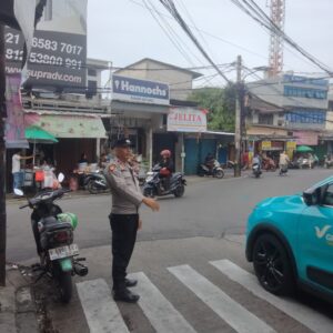 Polsek Kemayoran Tingkatkan Pengaturan Lalu Lintas Pagi, Pastikan Aktivitas Warga di Pasar Sumur Batu Aman dan Lancar