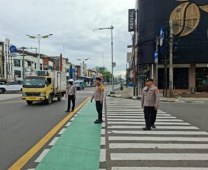 Polsek Metro Gambir Gelar Ploting Lalin di TL Biak, Antisipasi Kerawanan dan Kejahatan Jalanan
