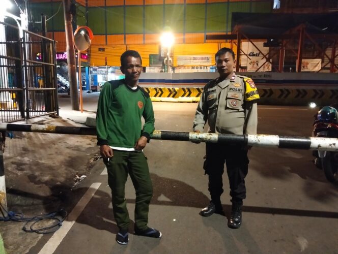 
					Bhabinkamtibmas Cideng Beri Pembinaan Satkamling, Dorong Warga Aktif Jaga Keamanan Lingkungan