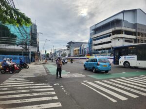 Bhabinkamtibmas Petojo Utara Kendalikan Arus Pagi di TL Kesehatan, Wujud Kepedulian Polri terhadap Masyarakat