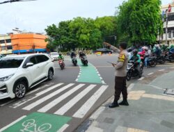 Bhabinkamtibmas Petojo Selatan Atur Lalu Lintas Pagi Hari di TL Caringin, Wujud Pelayanan Humanis Polri