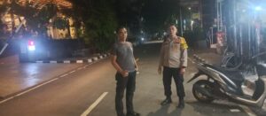Bhabinkamtibmas Cikini Sambang Satkamling, Ajak Security Tingkatkan Patroli Cegah Kejahatan Malam Hari